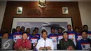 Menkopolhukam, Wiranto (tengah) memberi keterangan usai menerima kontingen Indonesia Football Community for Diplomatic Uni Papua FC di Jakarta, Jumat (12/8). Uni Papua FC bertolak dan melakoni laga di Finlandia. (Liputan6.com/Helmi Fithriansyah)