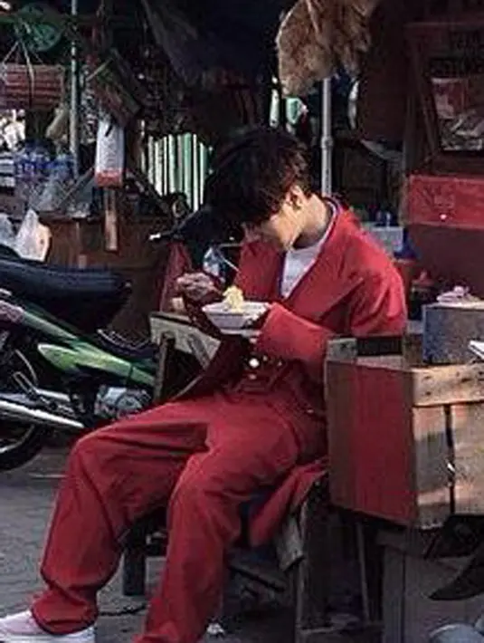 Yang begitu mengejutkan ialah, beredar foto pemotretan Yesung SUJU dengan majalah MAPS. Nampak seorang Yesung sedang makan mie ayam disebuah kedai. (viainstagram@mapsmagazine/Bintang.com)