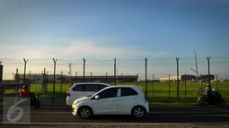 Kendaraan melintas di Jalan Perimeter Utara dan Selatan menuju Bandara Soekarno Hatta ditunda, Kamis, (3/3/2016).  Pemkot Tangerang meminta penundaan pemberlakuan satu arah demi kepentingan masyarakat dan pengguna jalan. (Liputan6.com/Faisal R Syam)