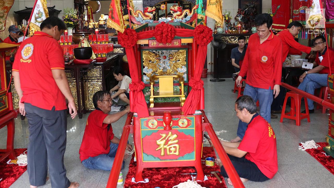 Persiapan Cap Go Meh di Vihara Amurva Bhumi