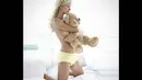 Dalam foto yang diunggahnya ke akun Instagram, Paris Hilton hanya mengenakan pakaian dalam sambil memeluk boneka teddy bear, Kamis (23/10/14). (instagram.com/parishilton)