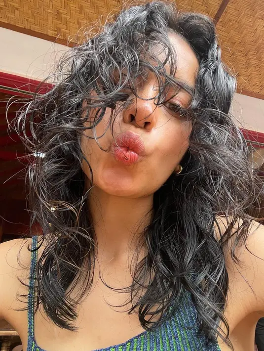 Tak hanya memamerkan body goals-nya saja, wanita kelahiran 21 September 1992 ini juga mengunggah foto selfie close up sambil memperlihatkan rambut keritingnya. Eva juga terlihat natural tak memakai riasan wajah. (Liputan6.com/IG/@evacelia)