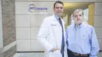 Petugas pemadam kebakaran Patrick Hardison (kanan) dan seorang ahli bedah plastik  Dr Eduardo Rodriguez D di Langone Medical Center NYU, New York, Amerika Serikat, (16/11/2015). Hardison mengalami luka diwajahnya saat melakukan penyelamatan. (REUTERS)