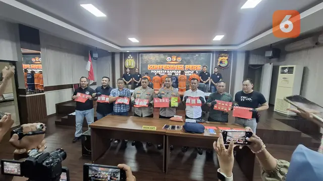 Satresnarkoba Polresta Bandar Lampung membongkar gudang narkoba di kota setempat. Foto : (Liputan6.com/Ardi).