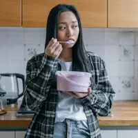 Mengenali perbedaan lapar fisik dan emotional eating dalam aktivitas harian. [Dok/Pexels.com/Alena Darmel].