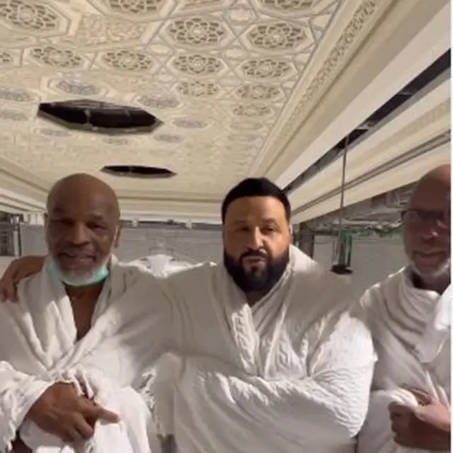 Momen DJ Khaled Umrah Bareng Mike Tyson, Sempat Teteskan Air Mata
