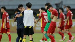 Pemain Timnas Vietnam U-19 tertunduk lesu usai ditaklukkan Timnas Malaysia U-19 pada laga semifinal Piala AFF U-19 2022 di Stadion Patriot Candrabhaga, Bekasi, Rabu (13/7/2022). (Bola.com/M Iqbal Ichsan)