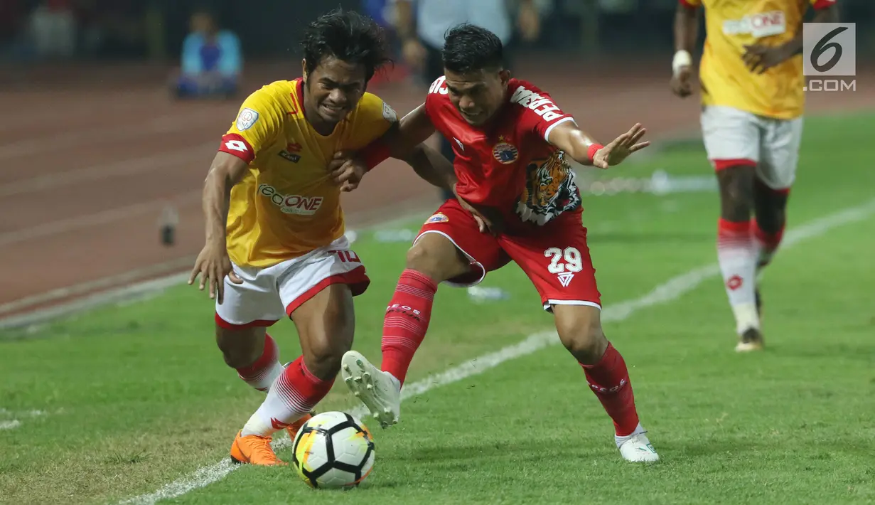 Pemain sayap Selangor FA, Ilham Udin Armaiyn (kiri) berebut bola dengan pemain Persija, Sandi Sute saat laga persahabatan di Stadion Patriot Candrabhaga, Bekasi, Kamis (6/9). Persija kalah 1-2. (Liputan6.com/Helmi Fithriansyah)