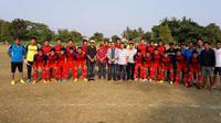 Tim Pra PON Kalteng menunggu hasil pertemuan dengan Tim Transisi, baru mengumpulkan pemain. (Bola.com/Robby Firly)