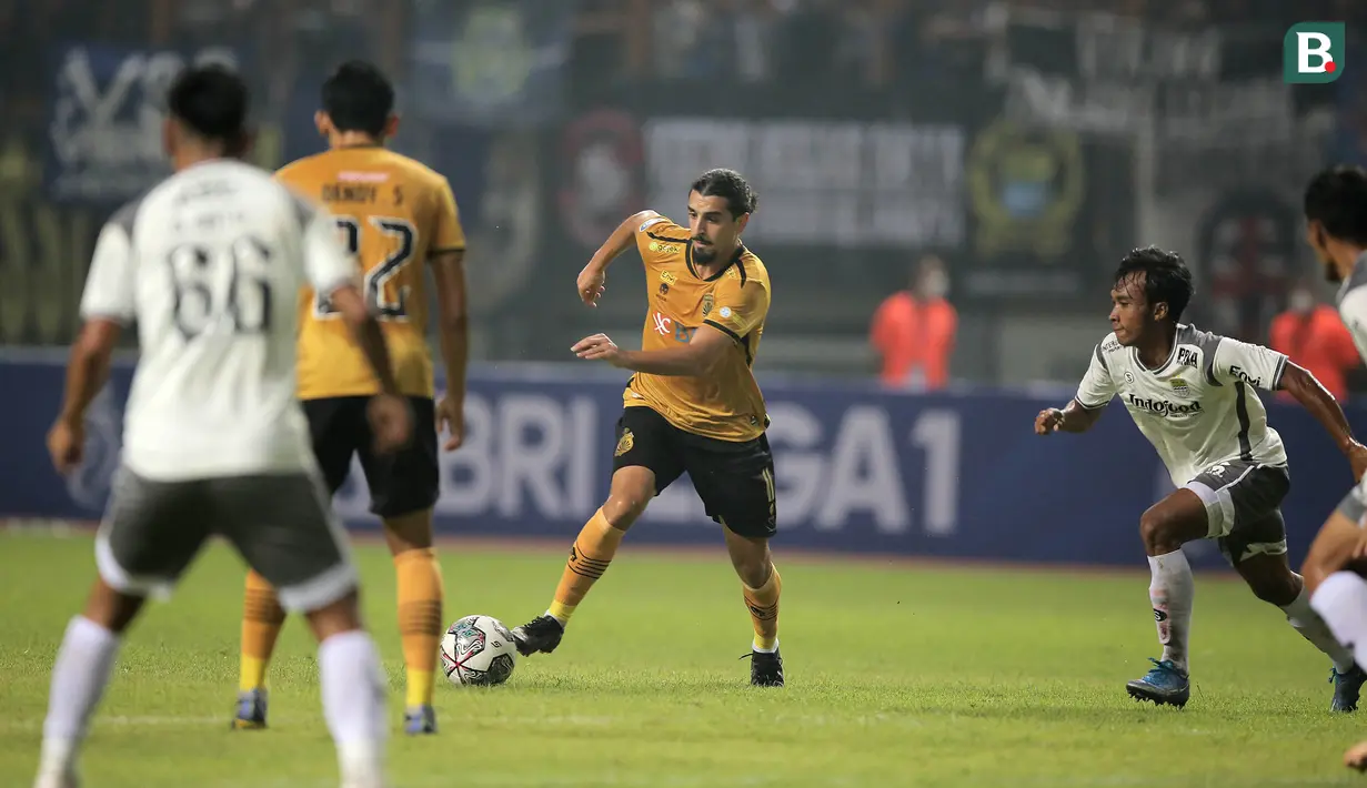 Pemain Bhayangkara FC, Mokhtar Youness (tengah) menguasai bola dalam laga pekan pertama BRI Liga 1 2022/2023 antara Bhayangkara FC melawan Persib Bandung di Stadion Wibawa Mukti, Cikarang, Minggu (24/7/2022). (Bola.com/Ikhwan Yanuar)