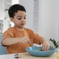 Ilustrasi anak makan/Copyright Freepik/Freepik