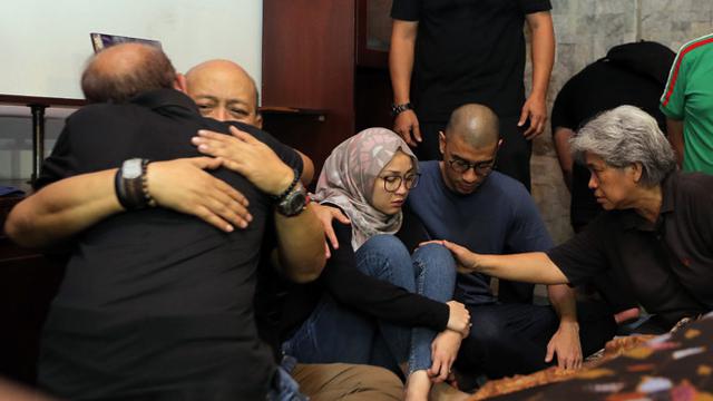 [Fimela] Suasana Rumah Duka Istri Indro Warkop