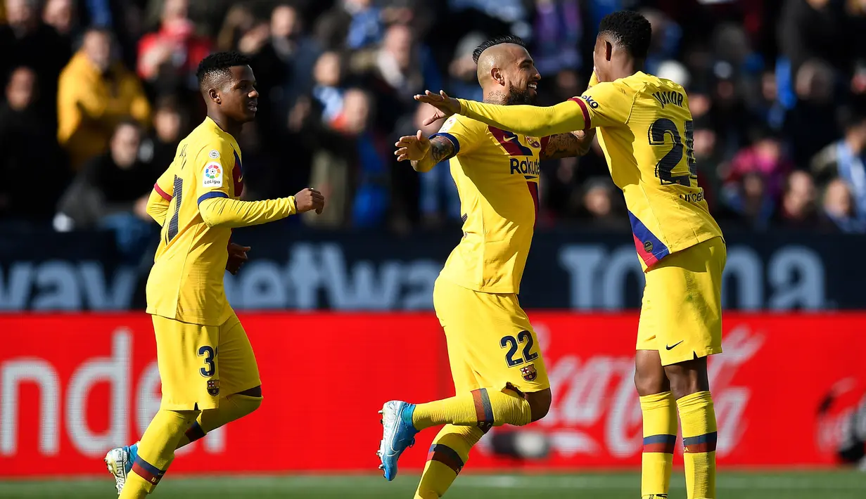 Gelandang Barcelona, Arturo Vidal, merayakan gol yang dicetaknya ke gawang Leganes pada laga La Liga Spanyol di Estadio Municipal Butarque, Leganes, Minggu (23/11). Leganes kalah 1-2 dari Barcelona. (AFP/Pierre-Philippe Marcou)