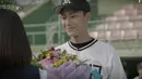 Dalam proyek debut dramanya Prison Playbook, Lee Do Hyun berperan sebagai pemain bisbol di sekolah menengah. Drama ini tayang pada 2017 lalu. (Foto: Instagram/ ldh_sky)