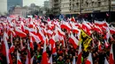 Ribuan orang berkumpul di pusat kota untuk pawai Hari Kemerdekaan tahunan di Warsawa, Polandia, 11 November 2022. Pawai diselenggarakan oleh kelompok-kelompok nasionalis yang telah ditandai dengan kekerasan dalam beberapa tahun terakhir. (AP Photo/Michal Dyjuk)