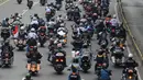 Komunitas motor melakukan konvoi dalam kegiatan Millennial Road Safety Festival di Jalan Sudirman, Jakarta, Sabtu (16/3). Kegiatan itu bentuk kampanye keselamatan berlalu lintas pada anak-anak  muda dengan cara mengemudi tertib. (merdeka.com/Imam Buhori)