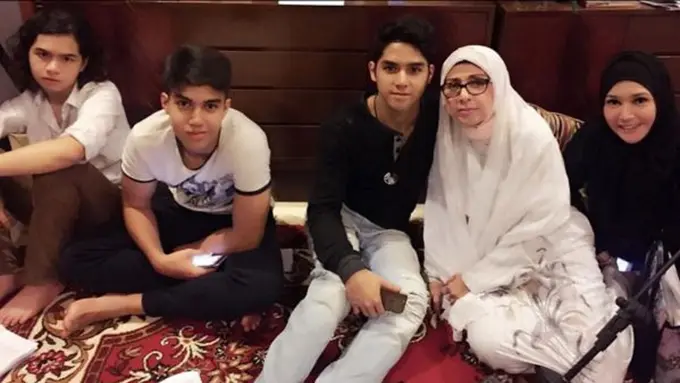 Maia Estianty bersama Al, El, dan Dul