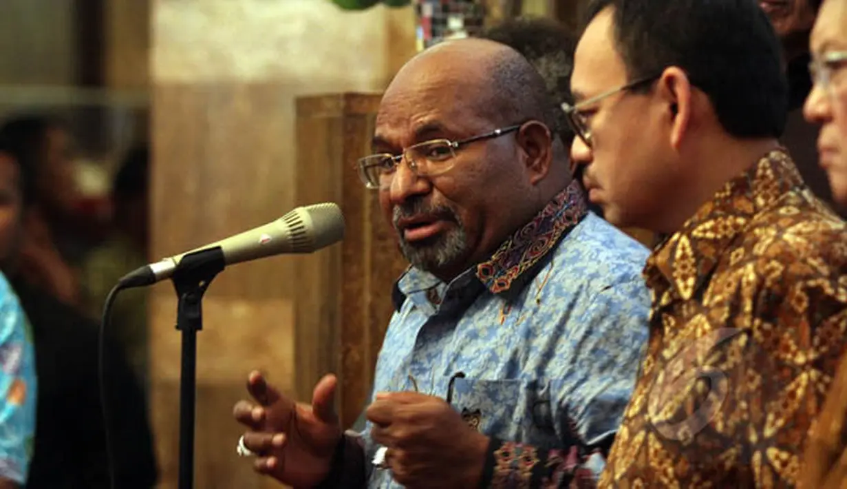<p>Gubernur Papua Lukas Enembe (kiri) memberikan keterangan terkait wacana pembangunan fasilitas pemurnian biji mineral (smelter) PT Freeport di gedung Kementerian ESDM, Jakarta, Jumat (6/2). (Liputan6.com/Faizal Fanani)</p>