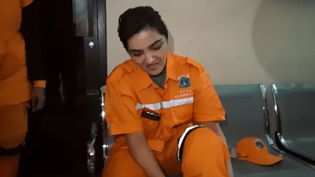 6 Momen Ashanty Jadi Petugas Kebersihan, Rela Kepanasan Sambil Sapu Jalan
