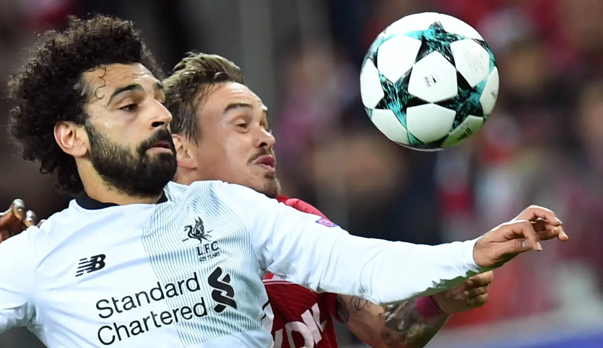 Gelandang Liverpool, Mohamed Salah, berebut bola dengan bek Spartak Moskow, Andri Eshchenka, pada laga Liga Champions di Stadion Otkrytie Arena, Moskow, Selasa (26/9/2017). Kedua klub bermain imbang 1-1. (AFP/Kirill Kudryavtsev)