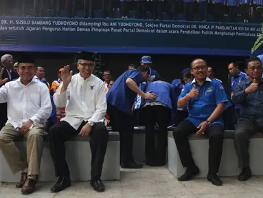Irwandi Yusuf (kiri) dan Nova Iriansyah (kedua kiri) bersama Suhardi Duka (kedua kanan) dan Kalma Katta ketika deklarasi dan penandatanganan pakta integritas di Kantor DPP Partai Demokrat, Jakarta, Jumat (5/8). (Liputan6.com/Gempur M Surya)
