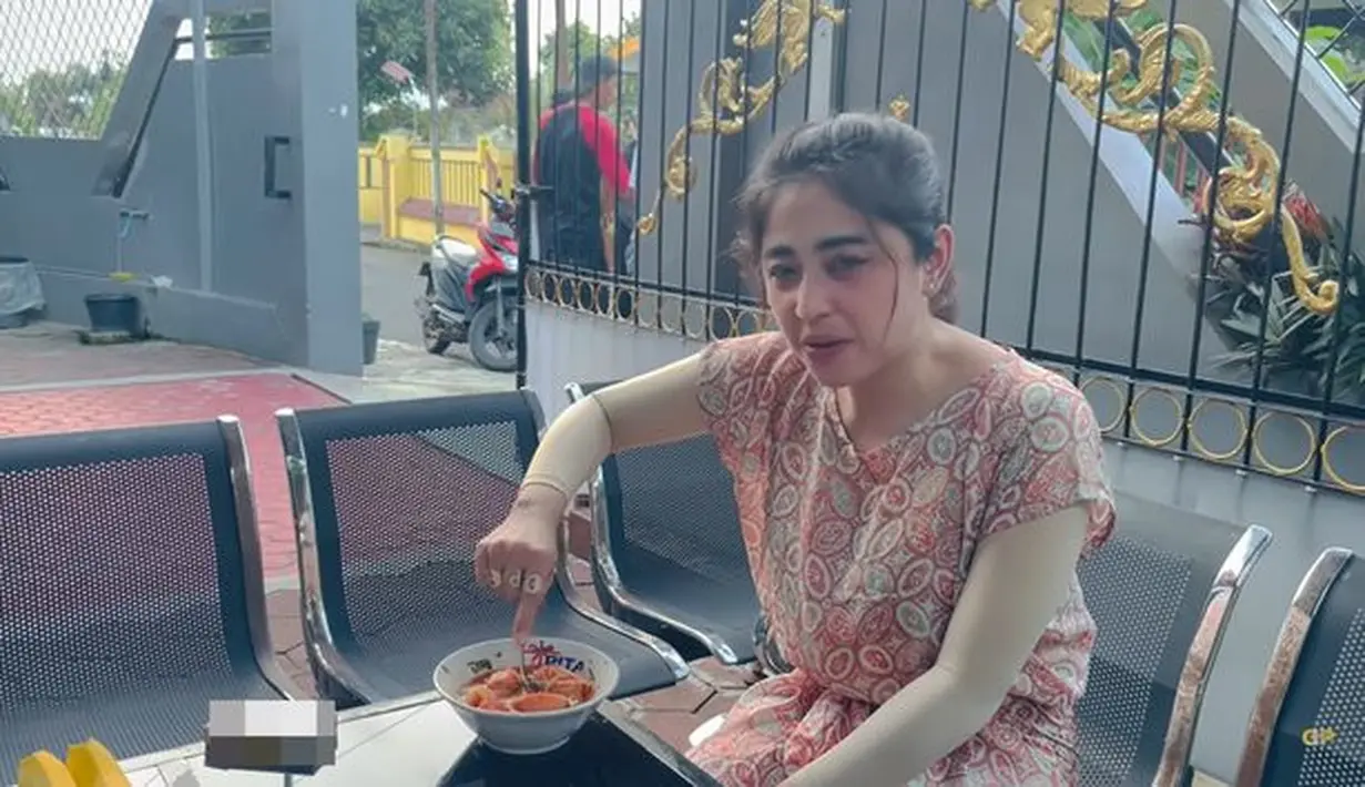 Pedangdut Dewi Perssik sedang membuat sendiri bakso yang dijual di depan rumah orangtuanya. Dewi Perssik memang sedang berada di kampung halamannya di Jember. (Youtube/Dewi Perssik)