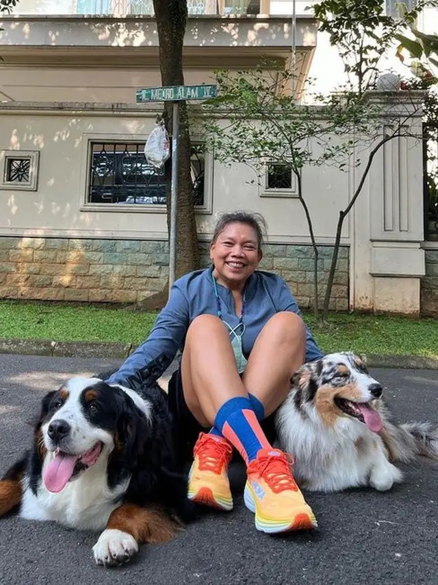 [Fimela] 6 Potret Tika Panggabean yang Tetap Fit di Usia Kepala 5