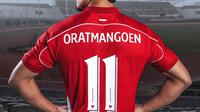 Ragnar Oratmangoen dengan bautan jersey anyar Timnas Indonesia. (Dok. Erspo)