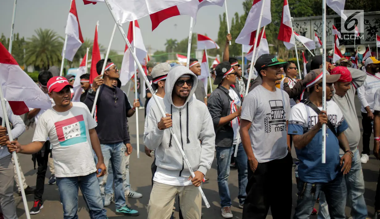 Massa Aliansi Masyarakat Indonesia Timur menggelar unjuk rasa di depan Istana Merdeka, Jakarta, Senin (2/9/2019). Massa menyatakan bahwa Papua tetap NKRI dan meminta pemerintah mengusut tuntas kasus rasis yang berujung konflik. (Liputan6.com/Faizal Fanani)