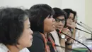 Ketua Komnas Perempuan Azriana (tengah) memberikan pemaparan saat menghadiri konferensi pers terkait hukuman mati di Jakarta, Jumat (24/4/2015). Mereka meminta kepada pemerintah agar membatalkan hukuman mati terhadap Mary Jane. (Liputan6.com/JohanTallo)