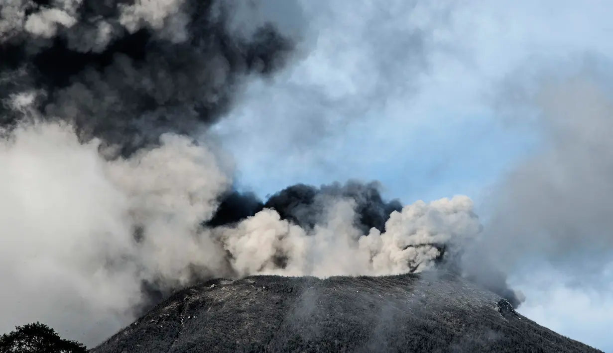 Gunung Turrialba mengeluarkan abu vulkanik saat erupsi, terlihat dari Cartago, 35 km dari San Jose, Kosta Rika (6/1). Gunung berketinggian 3.432 mdpl tersebut kembali meletus pada Kamis (5/1). (AFP Photo/Ezequiel Becerra)