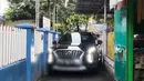 Dilihat dari unggahannya Hesti, jalanan menuju rumah Ayu Ting memang terlihat sangat sempit, sampai hanya bisa dilalui satu mobil saja. [TikTok/@antiq165]