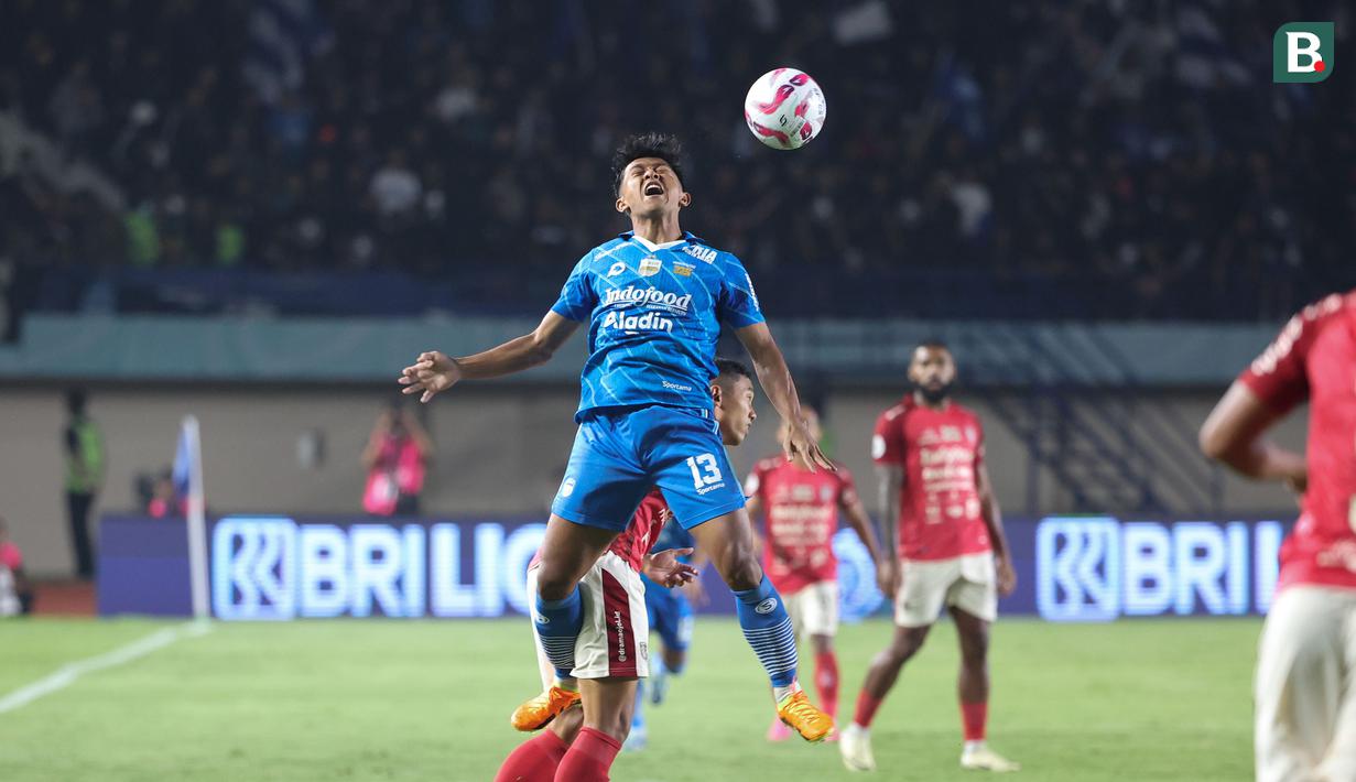 <p>Pemain Persib Bandung, Febri Hariyadi (depan) berduel udara dengan pemain Bali United, Ricky Fajrin pada laga leg kedua semifinal Championship Series BRI Liga 1 2023/2024 di Stadion Si Jalak Harupat, Soreang, Kabupaten Bandung, Sabtu (18/5/2024). (Bola.com/Abdul Aziz)</p>