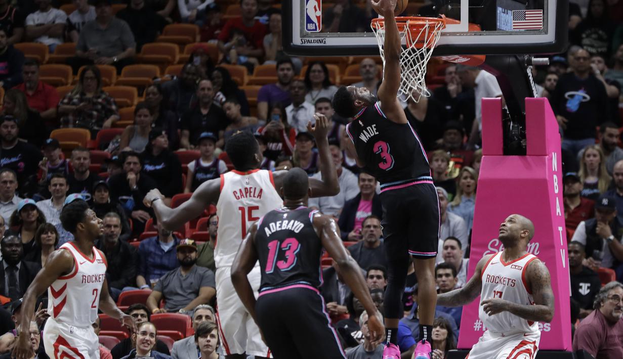 5. Aksi dunk bintang Miami Heat, Dwayne Wade kontra Houston Rockets dalam lanjutan NBA di American Airlines Arena, Jumat (21/12/2018). Miami Heat menang 101-99 atas Houston Rockets. (AP)