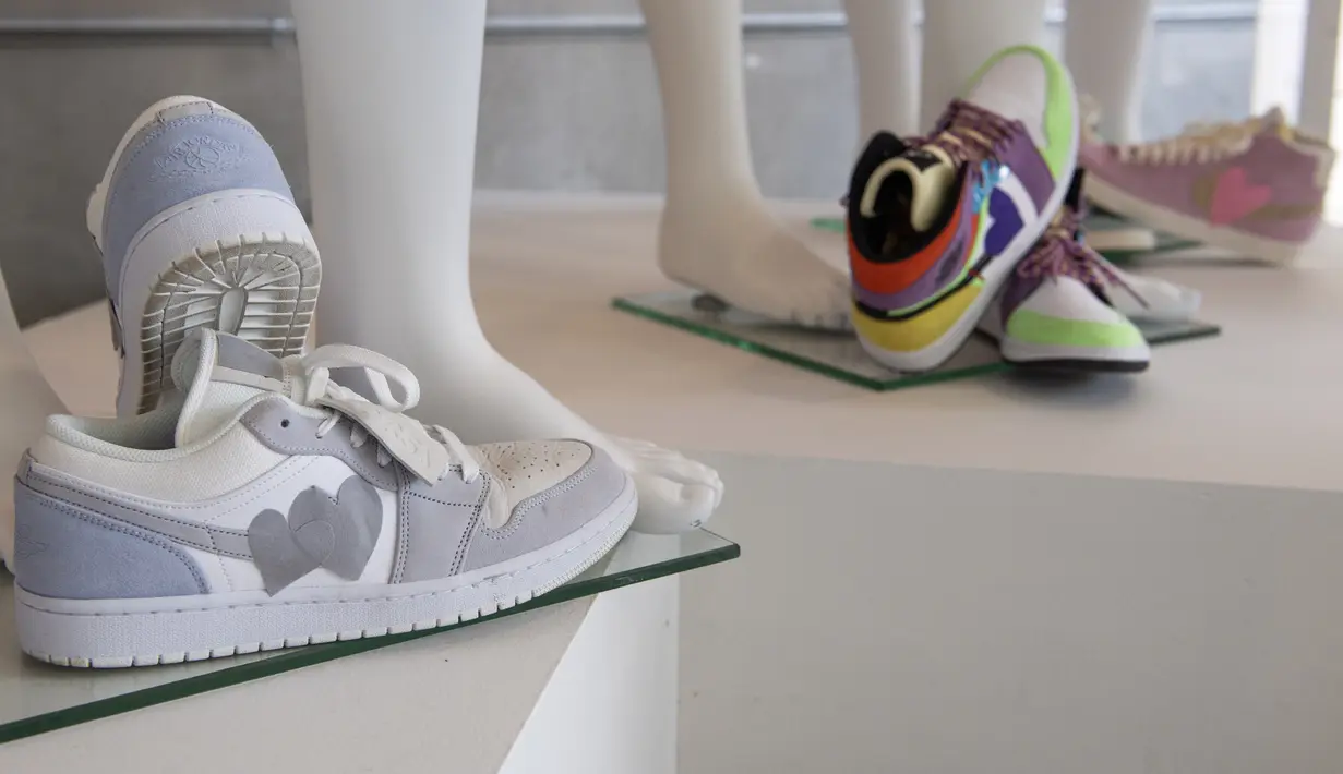 Nike Air Jordan PRS yang dikenakan RM (kiri) dan Nike Air multicolor high-top yang dikenakan Jimin dalam video klip BTS berjudul "Dynamite" ditampilkan saat pratinjau pers Julien's Auctions MusiCares Charity Relief Auction, di Beverly Hills, California, Selasa (26/1/2021). (VALERIE MACON/AFP)