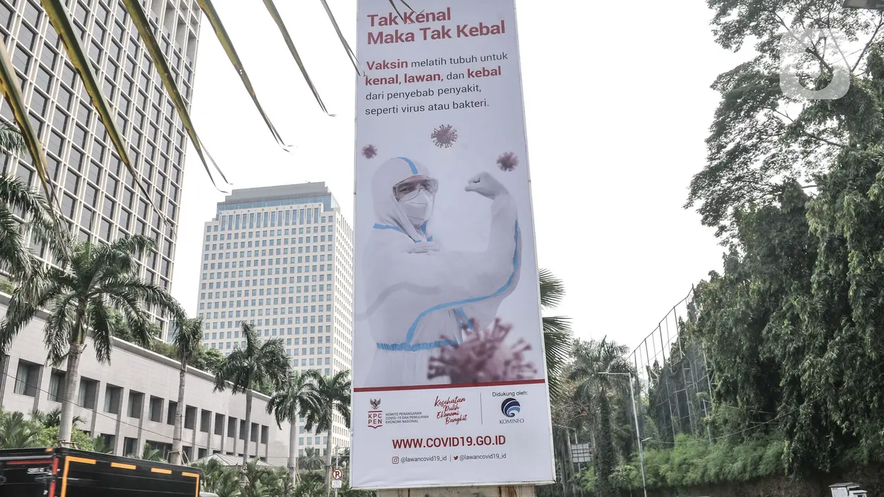 Sosialisasi Vaksin Covid-19 di Tiang Monorel