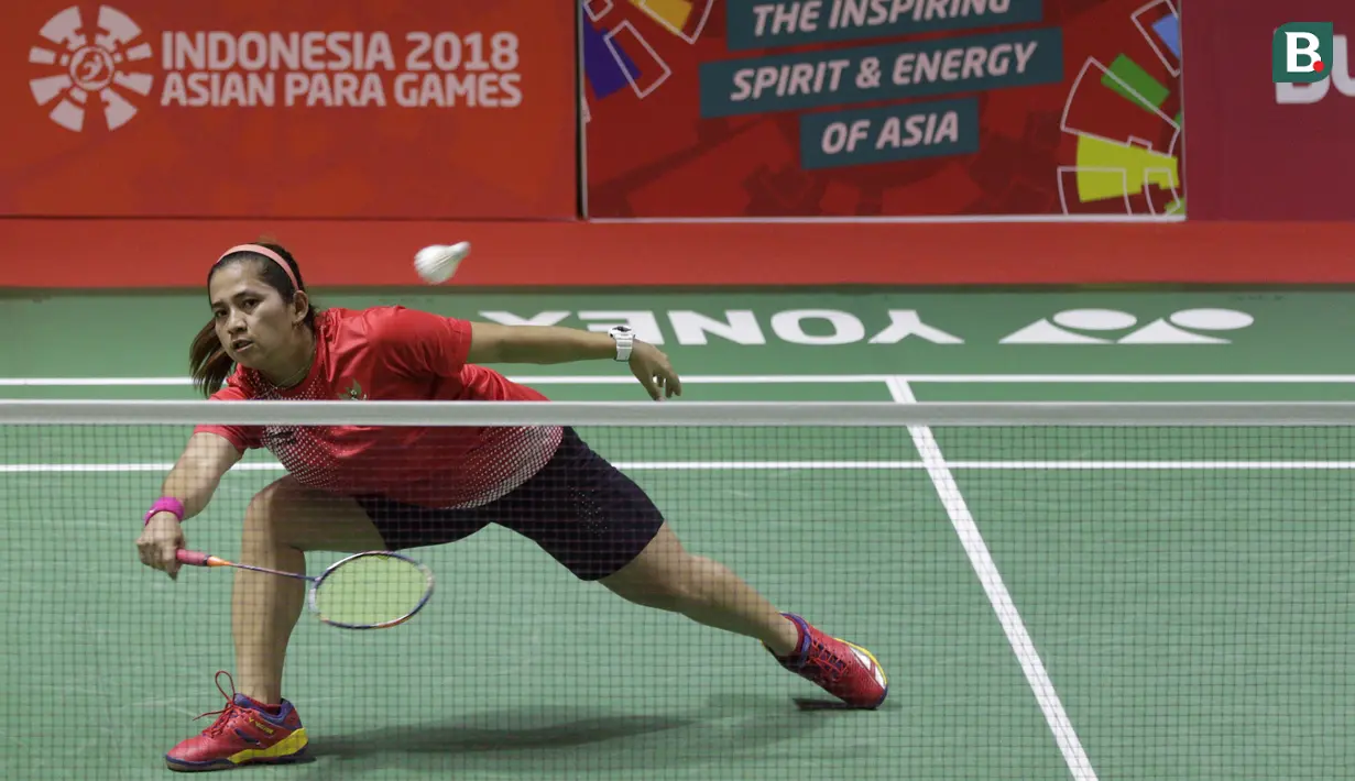 Pebulu tangkis Indonesia, Oktila Laeni Ratri, saat melawan wakil Cina, Cheng Hefang, pada final Asian Para Games di Istora, Jakarta, Jumat (12/10/2018). Oktila Laeni takluk 21-19, 18-21, dan 13-21. (Bola.com/M Iqbal Ichsan)