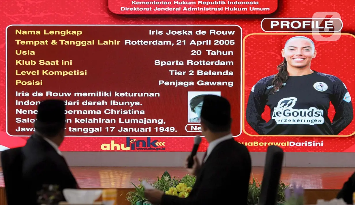 Keempat atlet sepak bola putri yang diambil sumpah dan janji setia pewarganegaraan Republik Indonesia adalah Felicia Victoria de Zeeuw, Iris Joska de Rouw, Isa Guusje Warps, dan Emily Julia Frederica Nahon. (Liputan6.com/Herman Zakharia)