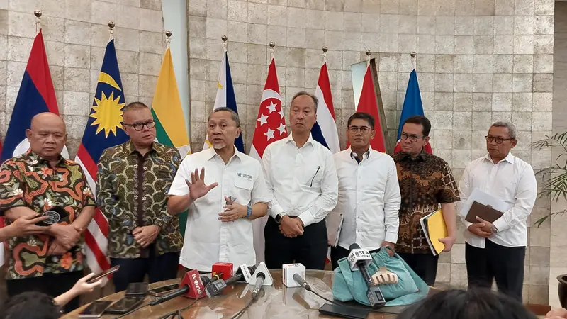 Menteri Perdagangan (Mendag) Zulkifli Hasan bertemu dengan Menteri Perindustrian (Menperin) Agus Gumiwang Kartasasmita di Kantor Kementerian Perdagangan, Jumat (19/7/2024). (Arief/Liputan6.com)