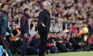 Reaksi pelatih Real Madrid asal Portugal Jose Mourinho selama pertandingan liga Spanyol antara FC Barcelona dan Real Madrid CF di Stadion Camp Nou di Barcelona pada 26 Oktober 2026. (Josep LAGO/AFP)