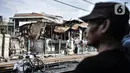 Salah seorang korban kebakaran meratapi rumahnya yang ludes dilalap api di Cideng, Jakarta, Minggu (8/11/2020). Kebakaran menyebabkan seluruh barang milik warga hangus sekejap, kecuali surat-surat yang dapat terselamatkan. (merdeka.com/Iqbal Septian Nugroho)