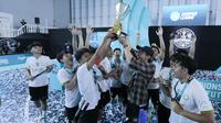 Tim futsal putra Universitas Islam Negeri Sunan Gunung Djati (UINSGD) Bandung mengangkat trofi juara Campus League The Nationals 2025. (Bola.com/M. Iqbal Ichsan)