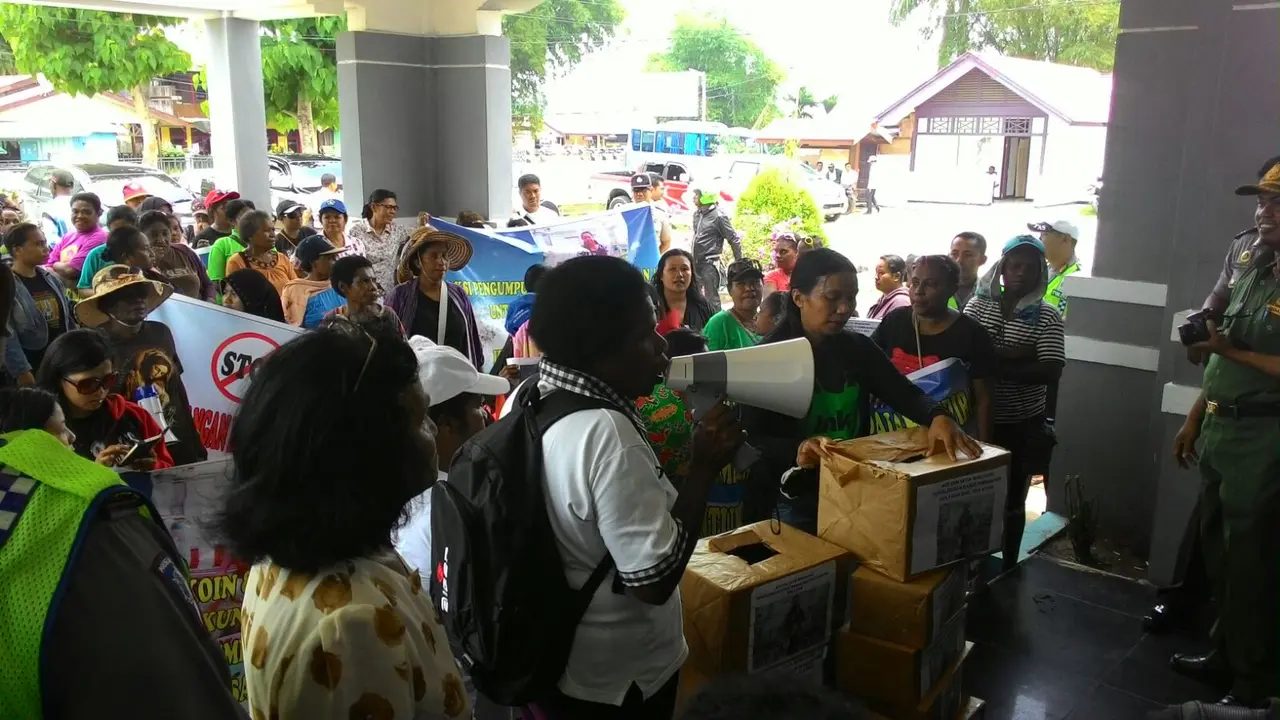 Demo dan pengumpulan koin solidaritas pembunuhan sadis di Bintuni