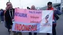 Saya ketemu lagi sama orang Indonesia, kali ini perkumpulan Hutauruk, sebuah marga batak yang berasal dari Sumatra Utara. Mereka spesial datang untuk melihat laga antara Prancis melawan Belgia. (Bola.com/Okie Prabhowo)