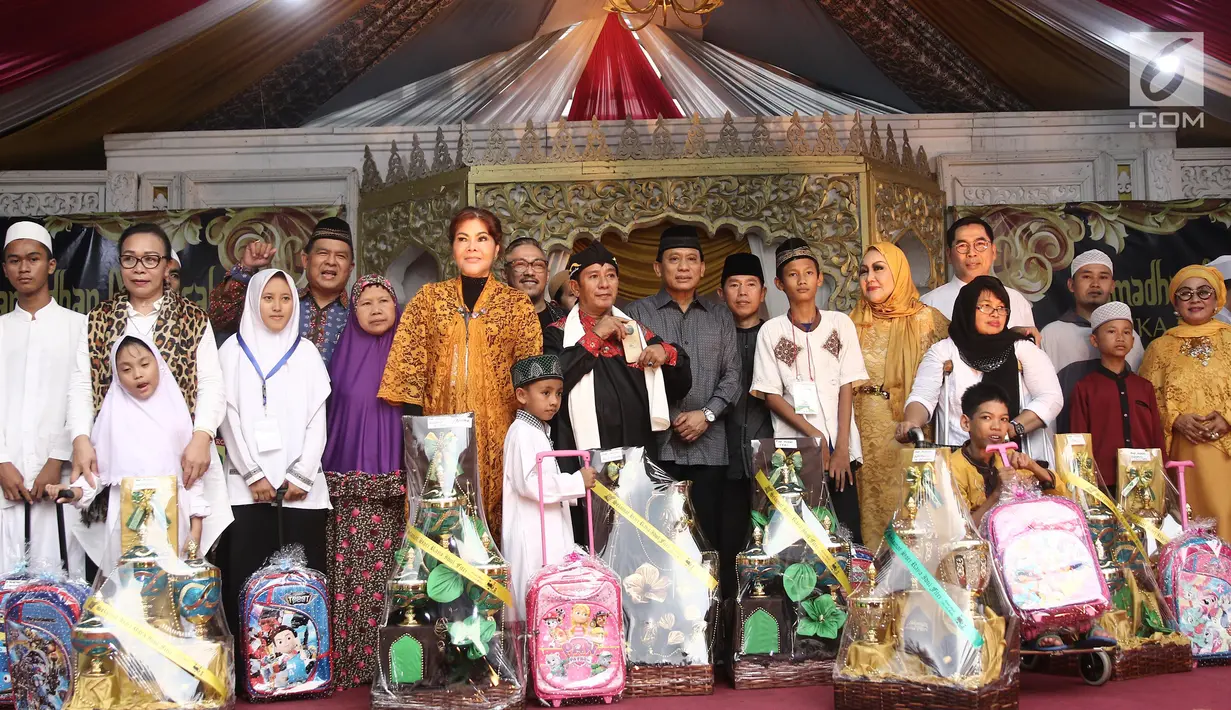 Jajaran pengurus Yayasan Pundi Amal Peduli Kasih Indosiar dan SCTV, serta SCM foto bersama perwakilan anak yatim dhuafa dan disabilitas pada ramadan mubarak buka puasa bersama di Gunung Putri, Bogor, Sabtu, (02/6). (Liputan6.com/Herman Zakharia)