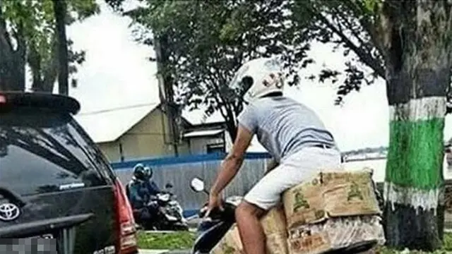 6 Aksi Bapak-Bapak Pamer Keseimbangan Tingkat Tinggi di Jalan Ini Kocak