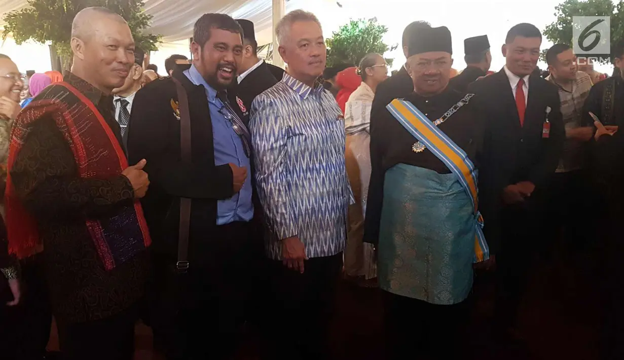 Para tamu undangan mengenakan busana adat berpose saat menghadiri pesta adat Kahiyang Ayu dan Bobby Nasution di di Bukit Hijau Regency Taman Setia Budi (BHR Tasbi), Medan, Sabtu (25/11). (Liputan6.com/Aditya Eka Prawira)