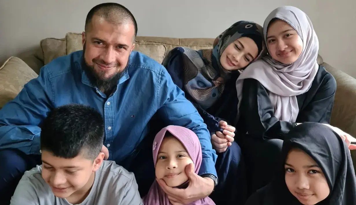 Menghilang dari layar kaca fokus urus keluarga. Dari pernikahannya dengan Primus Yustisio, Jihan dikaruniai empat orang anak. Selain itu, Jihan juga mengikuti sang suami terjun ke politik. Belum lama ini, Jihan mendaftarkan sebagai calon DPD RI Dapil Jawa Barat ke KPU Jawa Barat. [Instagram/jihanfahirareal]