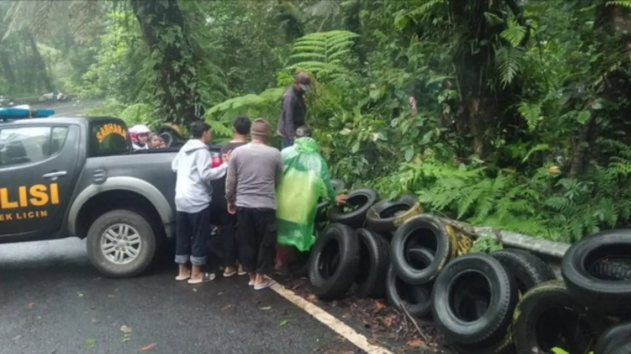Aparat Satlantas Polresta Banyuwangi Evakuasi korban kecelakaan di jalur erek- erek Ijen (Istimewa)