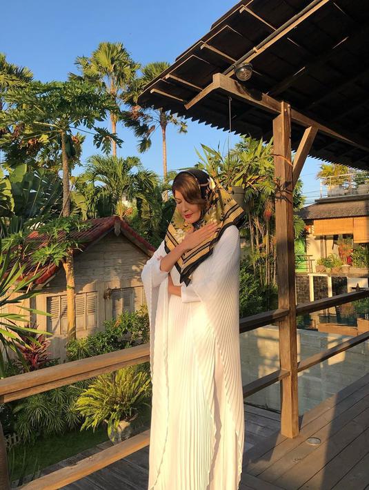 Meski berparas bule, Tamara Bleszynski adalah seorang muslim. Dalam beberapa kesempatan, Tamara tampil mengenakan hijab dan baju tertutup. Salah satunya saat Tamara mengenakan hijab berwarna kuning dan hitam dalam balutan kaftan putih polos yang satu ini. (Liputan6.com/IG/@tamarableszynskiofficial)